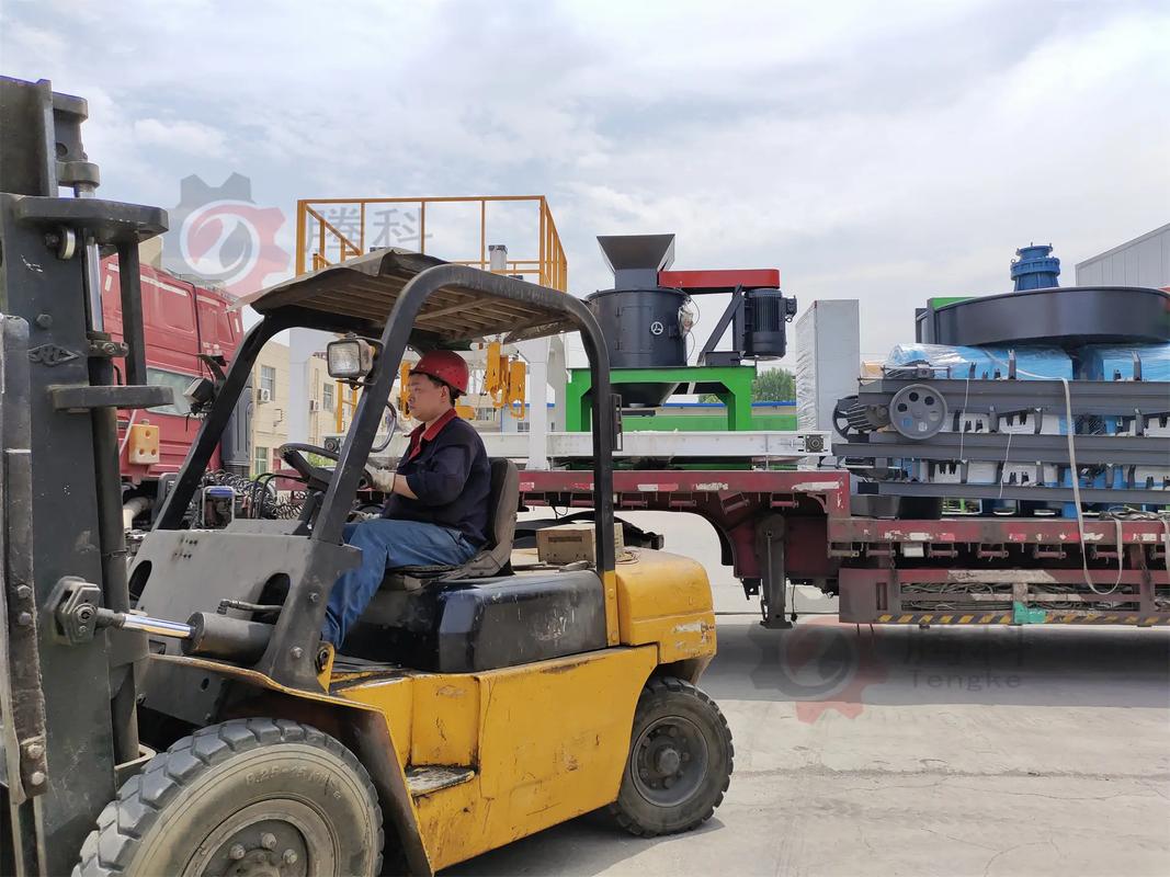 深耕有機(jī)肥設(shè)備制造，鄭州騰科機(jī)械提供喂料機(jī)與翻堆機(jī)全套解決方案